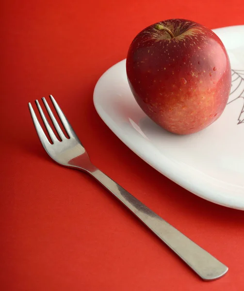 Pommes Rouges Mûres Sur Fond Rouge — Photo