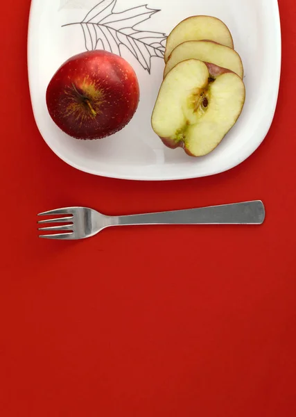 Pommes Rouges Mûres Sur Fond Rouge — Photo