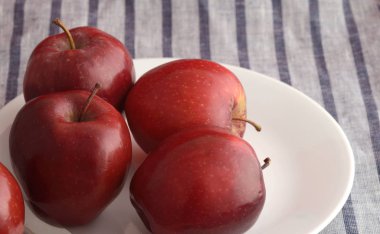 Çizgili masa örtüsünde bıçaklı lezzetli elmalar.