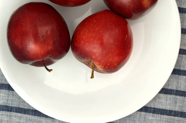 Deliciosas Manzanas Plato Con Cuchillo Sobre Mantel Rayado — Foto de Stock
