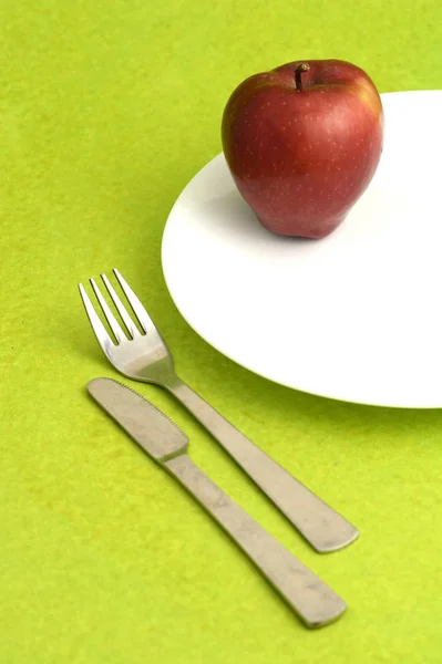 Deliciosa Manzana Plato Con Cuchillo Tenedor Sobre Fondo Verde —  Fotos de Stock