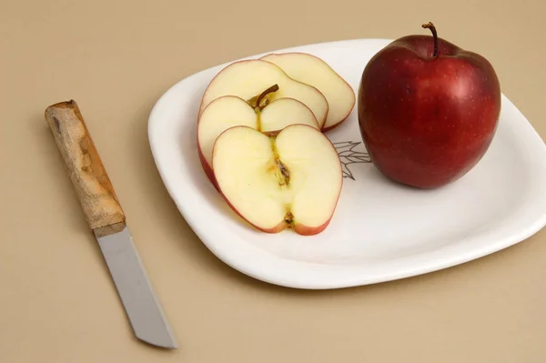 Délicieuse Pomme Tranche Dans Une Assiette Blanche Avec Couteau Fourchette — Photo