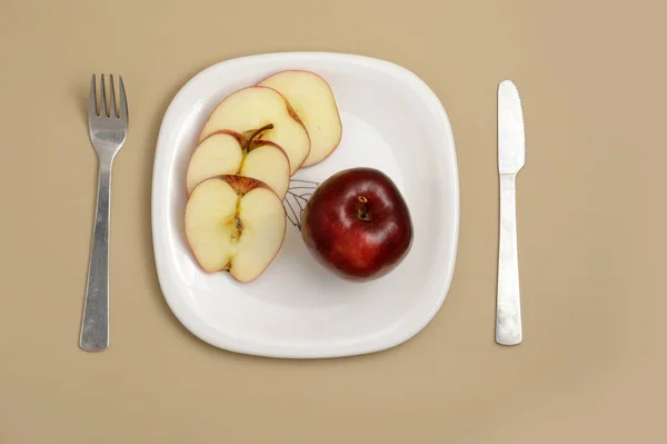 Pyszne Jabłko Plasterek Białym Talerzu Nożem Widelcem — Zdjęcie stockowe