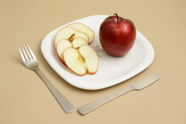 美味的苹果 用刀叉在白盘上切片 — 图库照片