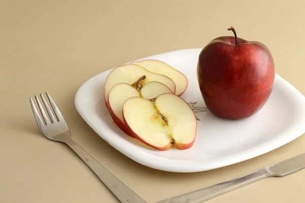 Смачне Яблуко Скибочка Білій Тарілці Ножем Виделкою — стокове фото