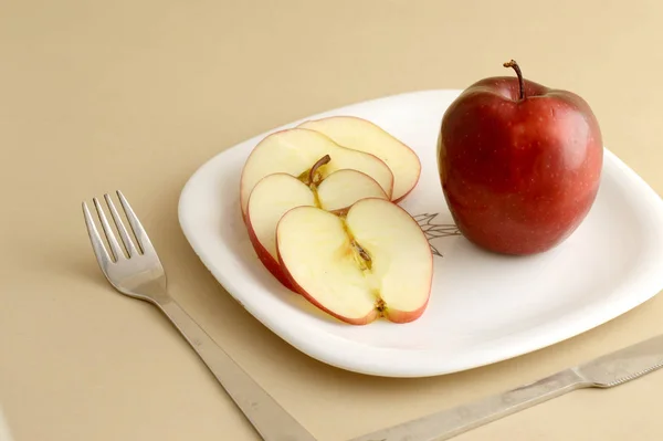 Deliciosa Manzana Rebanada Plato Blanco Con Cuchillo Tenedor —  Fotos de Stock
