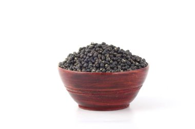 Urad dal, siyah gram, Vigna mungo tahta kasede beyaz arka planda