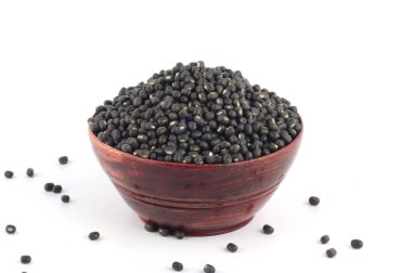 Urad dal, siyah gram, Vigna mungo tahta kasede beyaz arka planda