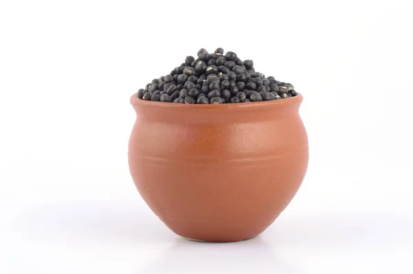Urad dal, grammo nero, Vigna mungo in vaso di argilla su fondo bianco — Foto Stock