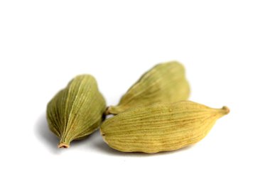 Beyaz arka plan üzerinde kakule bakla