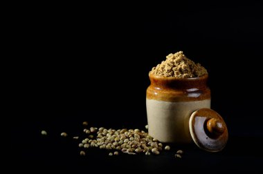 Kişniş tozu ve kişniş tohumları