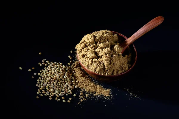 Cilantro Polvo Cuenco Madera Con Semillas Sobre Fondo Negro — Foto de Stock