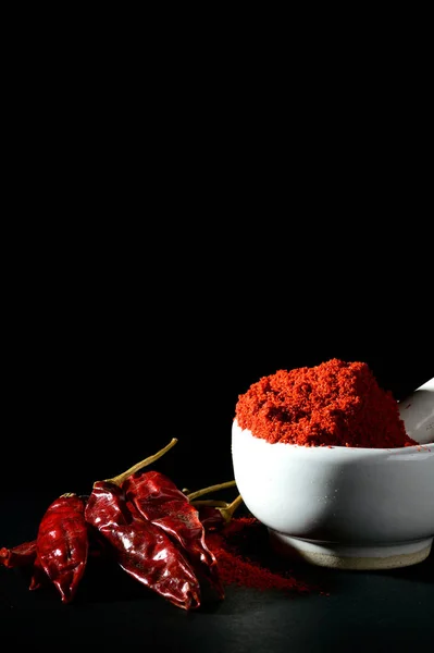 Rotes Chilipulver Stößel Mit Mörser Und Roter Chilischote Auf Schwarzem — Stockfoto
