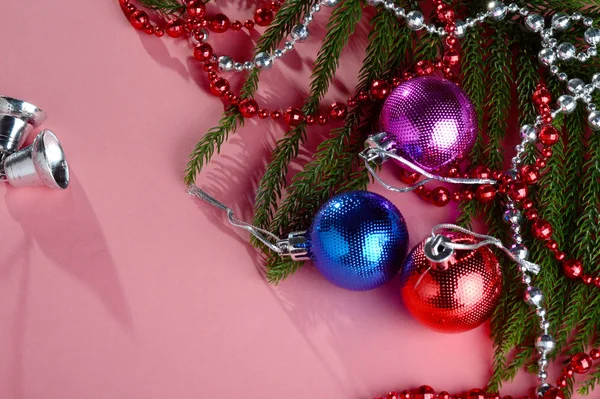 Kerstdecoratie: Kerstmis bal en ornamenten met de tak van de kerstboom — Stockfoto