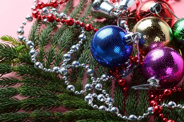 Decoração de Natal: bola de Natal e ornamentos com o ramo da árvore de Natal — Fotografia de Stock
