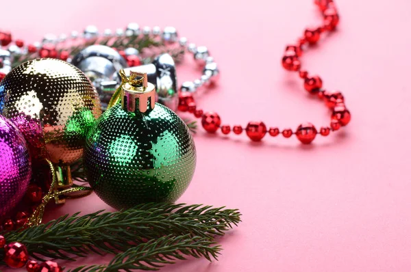 Décoration de Noël : Boule de Noël et ornements avec la branche de l'arbre de Noël — Photo