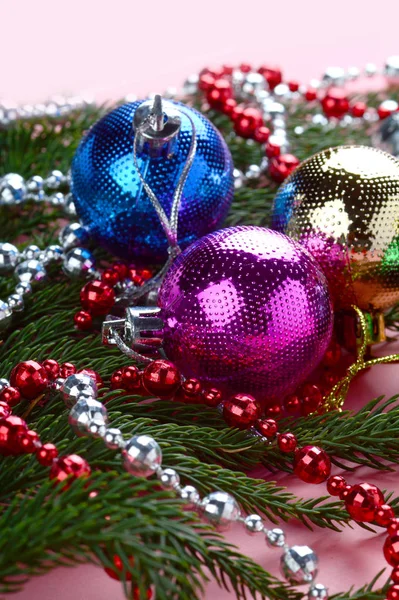 Décoration de Noël : Boule de Noël et ornements avec la branche de l'arbre de Noël — Photo