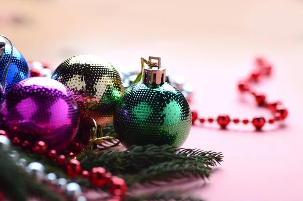 Kerstdecoratie: Kerstmis bal en ornamenten met de tak van de kerstboom — Stockfoto