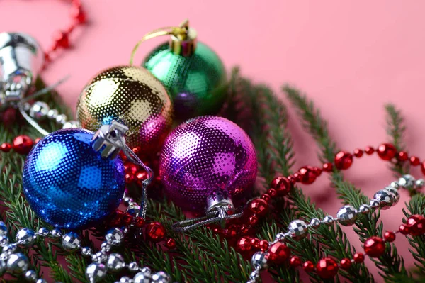 Decorazione natalizia: palla di Natale e ornamenti con il ramo dell'albero di Natale — Foto Stock