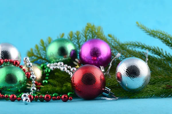 Noel dekorasyon: Noel top ve süs eşyaları ile Noel ağacı dalı — Stok fotoğraf