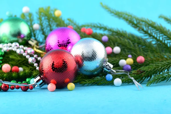 Kerstdecoratie: Kerstmis bal en ornamenten met de tak van de kerstboom — Stockfoto