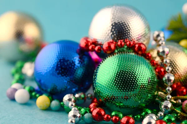 Decoración de Navidad: Bola de Navidad y adornos con la rama del árbol de Navidad —  Fotos de Stock
