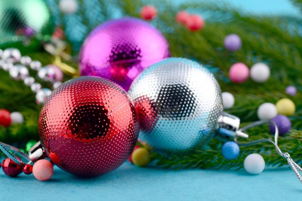 Decoração de Natal: bola de Natal e ornamentos com o ramo da árvore de Natal — Fotografia de Stock