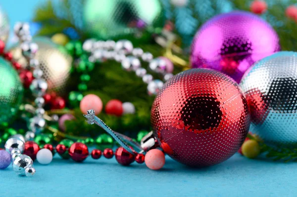 Decorazione natalizia: palla di Natale e ornamenti con il ramo dell'albero di Natale — Foto Stock