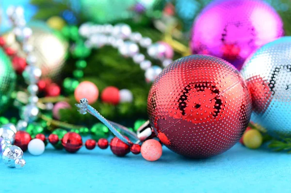 Decorazione natalizia: palla di Natale e ornamenti con il ramo dell'albero di Natale — Foto Stock