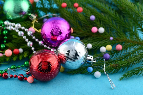 Kerstdecoratie: Kerstmis bal en ornamenten met de tak van de kerstboom — Stockfoto