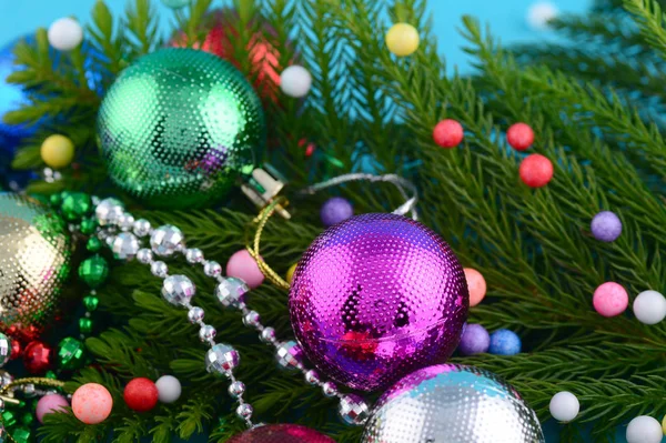 Kerstdecoratie: Kerstmis bal en ornamenten met de tak van de kerstboom — Stockfoto