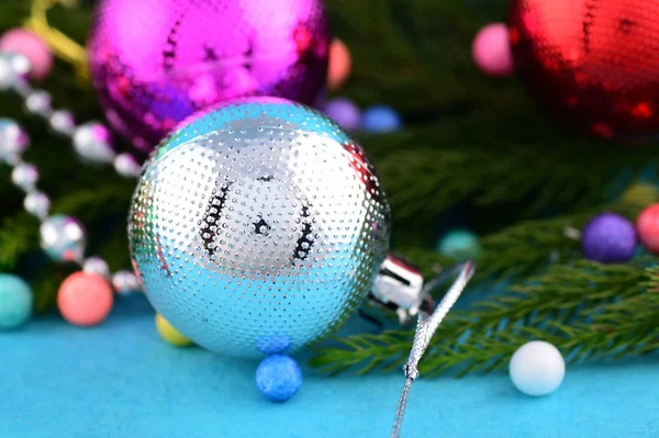 Decoración de Navidad: Bola de Navidad y adornos con la rama del árbol de Navidad — Foto de Stock