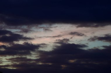 Bulutlu güzel gün batımı gökyüzü. Soyut gökyüzü.