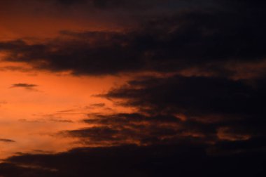 Bulutlu güzel gün batımı gökyüzü. Soyut gökyüzü.