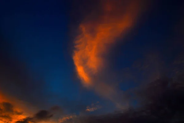 Όμορφο ηλιοβασίλεμα ουρανό με σύννεφα. Αφηρημένος ουρανός. — Φωτογραφία Αρχείου