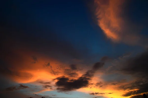 Schöner Himmel bei Sonnenuntergang mit Wolken. abstrakter Himmel. — Stockfoto