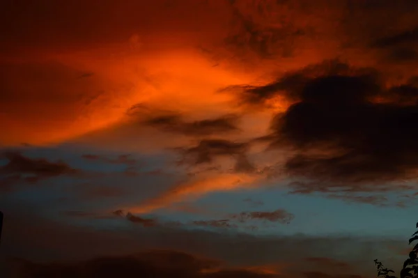 Vacker solnedgång himmel med moln. Abstrakt himmel. — Stockfoto