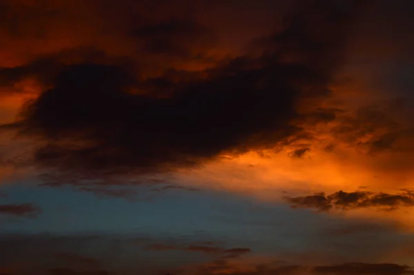 Belo céu de pôr do sol com nuvens. Céu abstrato . — Fotografia de Stock