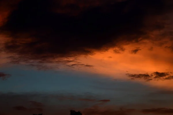 Прекрасне небо заходу сонця з хмарами. Абстрактне небо . — стокове фото