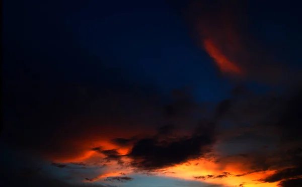 Belo céu de pôr do sol com nuvens. Céu abstrato . — Fotografia de Stock