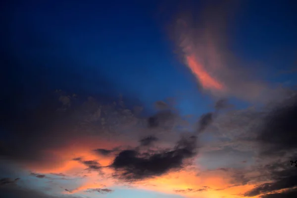 雲と美しい夕日の空。概要空. — ストック写真