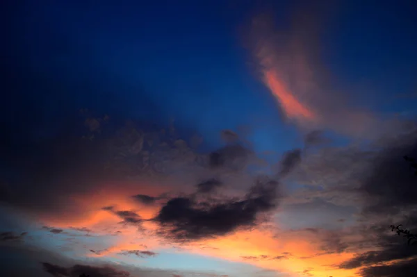 雲と美しい夕日の空。概要空. — ストック写真