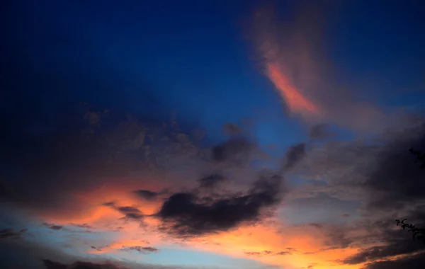 雲と美しい夕日の空。概要空. — ストック写真