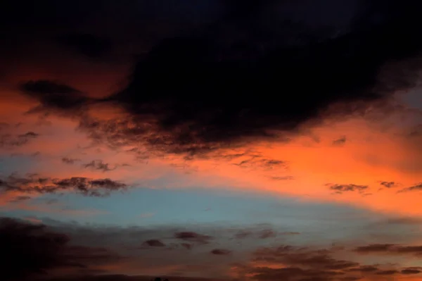 Όμορφο ηλιοβασίλεμα ουρανό με σύννεφα. Αφηρημένος ουρανός. — Φωτογραφία Αρχείου