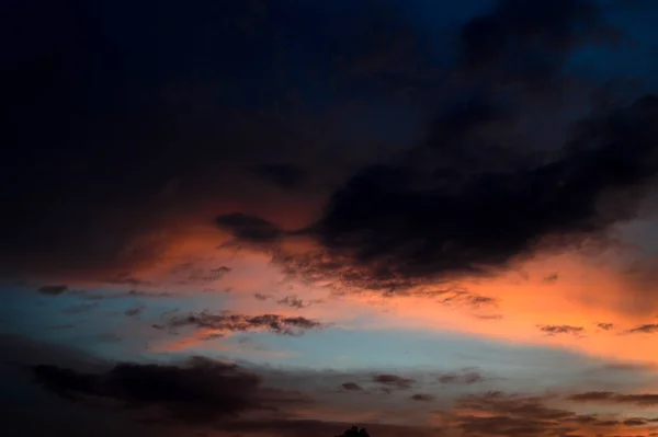 Belo céu de pôr do sol com nuvens. Céu abstrato . — Fotografia de Stock