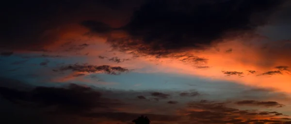 Schöner Himmel bei Sonnenuntergang mit Wolken. abstrakter Himmel. — Stockfoto