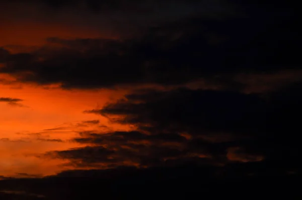 Schöner Himmel bei Sonnenuntergang mit Wolken. abstrakter Himmel. — Stockfoto