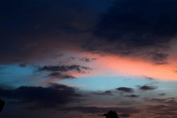 Belo céu de pôr do sol com nuvens. Céu abstrato . — Fotografia de Stock
