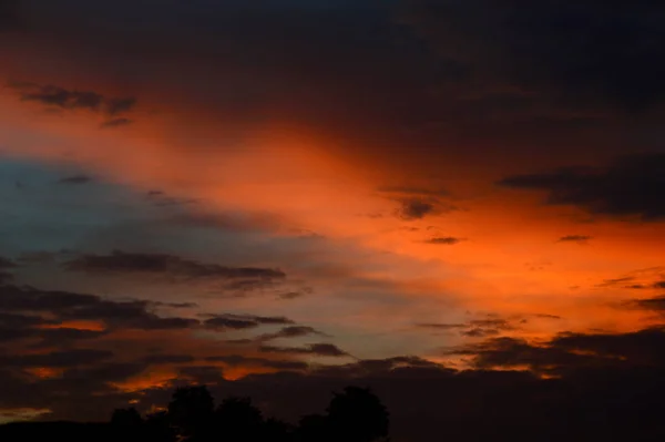 Gyönyörű naplemente égbolt felhőkkel. Absztrakt égbolt. — Stock Fotó