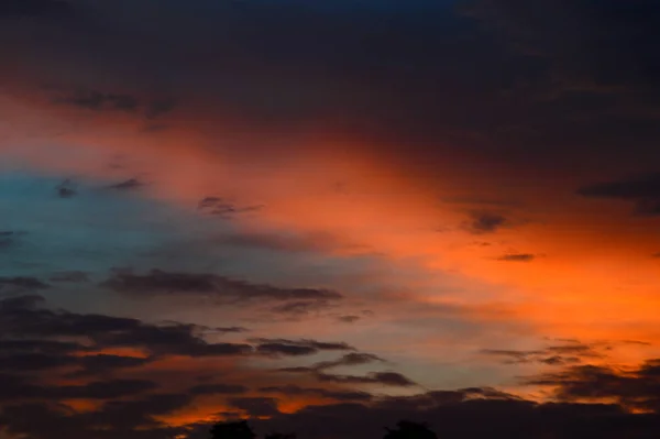 雲と美しい夕日の空。概要空. — ストック写真